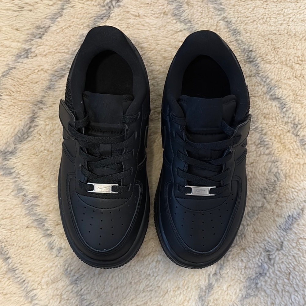 Nike Black Low-Top Sneakers with Streamlined Silhouette